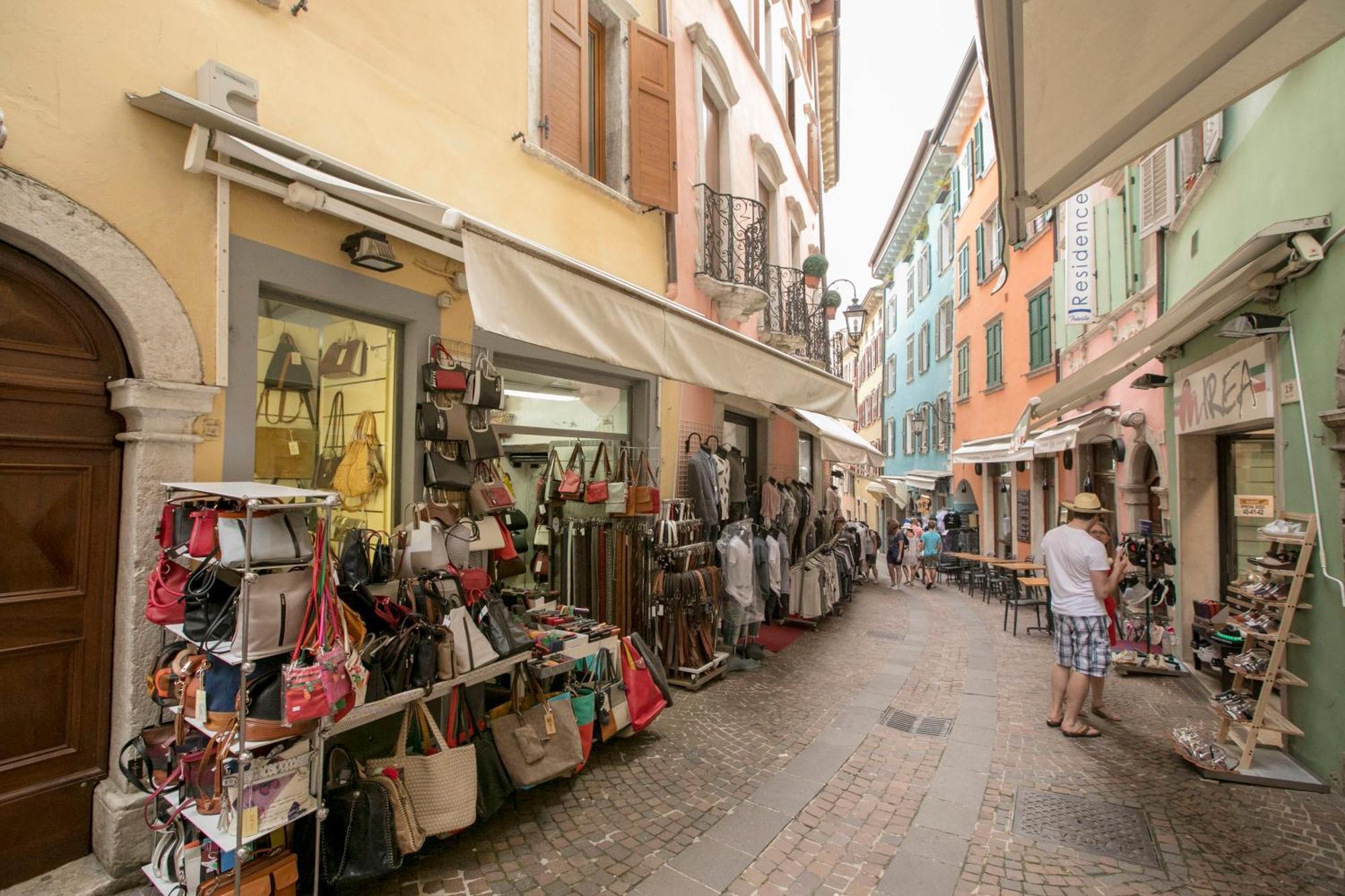 Appartamento Centro Storico Riva - Happy Rentals Екстериор снимка